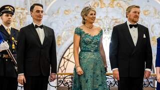 Máxima draagt in Slowakije jurk van Nederlandse ontwerper