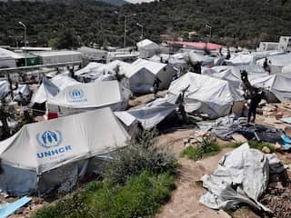 Griekenland gaat 2000 migranten van Lesbos naar vasteland overbrengen