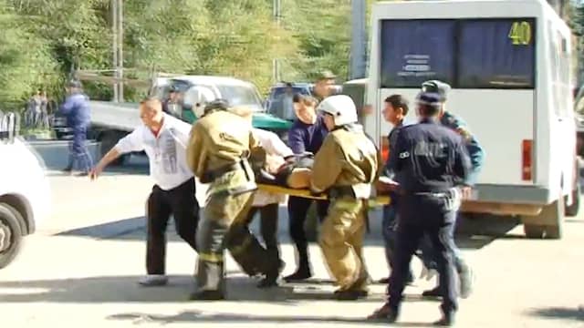 Hulpverleners helpen slachtoffers na explosie in school op de Krim