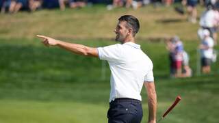 Djokovic imiteert Ronaldo op de golfbaan na mooie slag