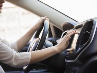 Wat is veiliger in de auto: een scherm of gewone knoppen?
