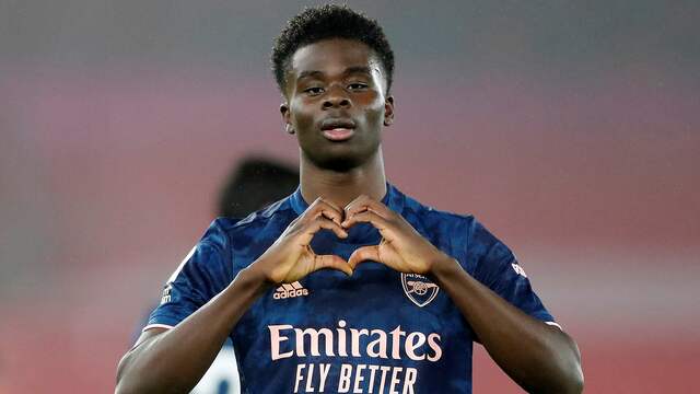 Bukayo Saka viert de tweede treffer van Arsenal.