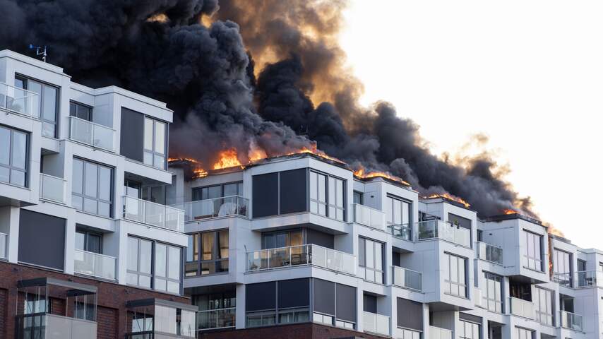 Alle 95 appartementen onbewoonbaar na brand in Amsterdam