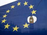 Woensdag 29 maart: een Britse tegenstander van de Brexit houdt een Europese vlag, waar een ster is uitgeknipt, voor het parlementsgebouw. 