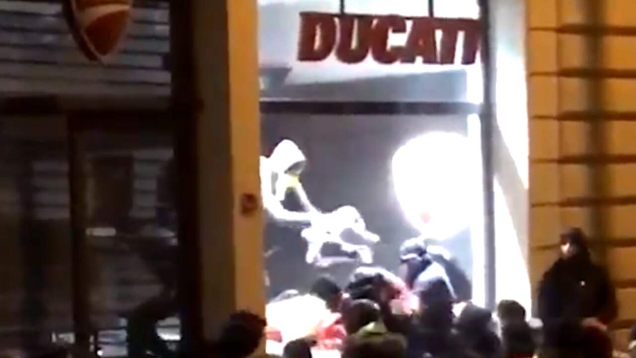 Beeld uit video: Relschoppers plunderen motorzaak Parijs na voetbalwinst Algerije
