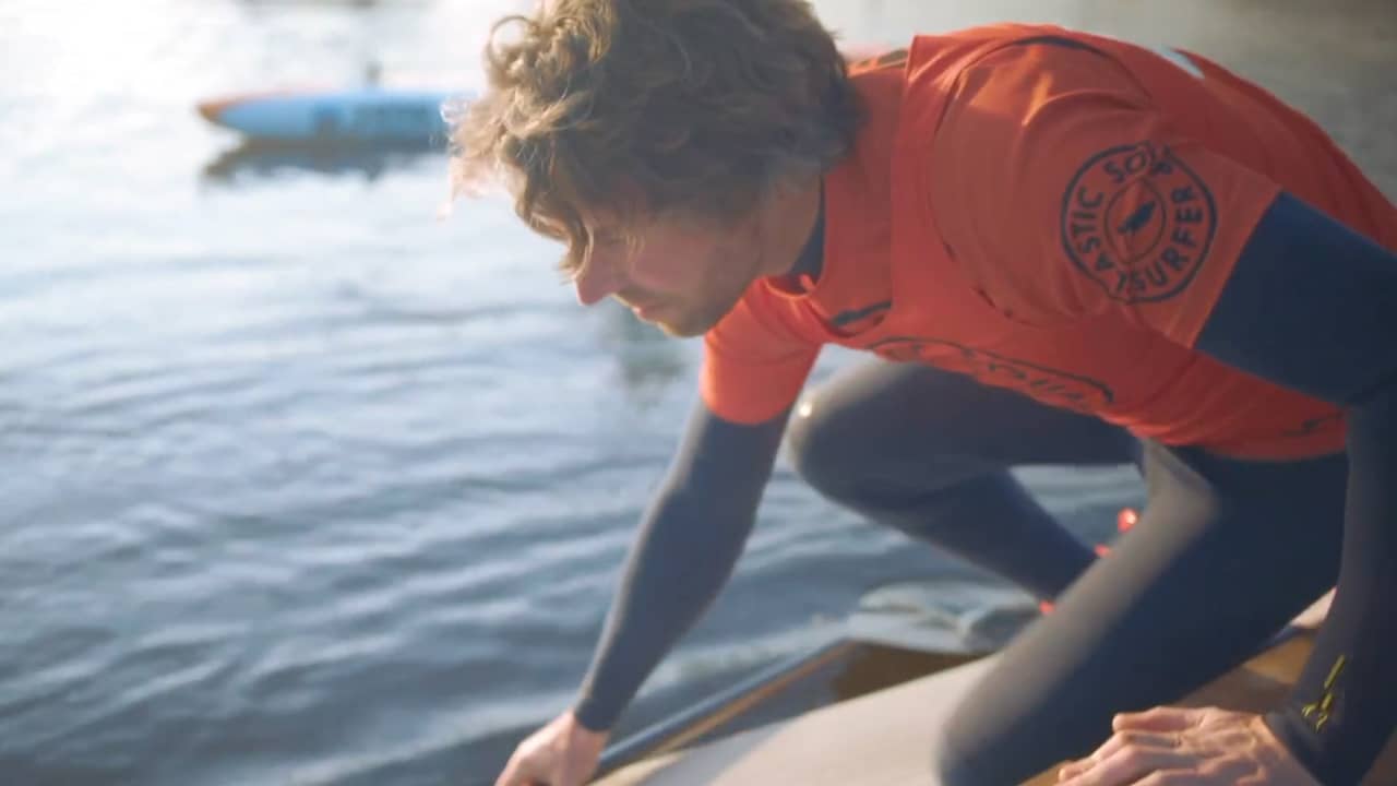 Surfer gaat hele Rijn af op surfplank van plastic flessen