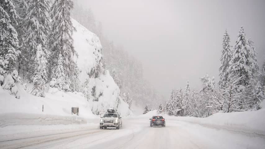 Zware sneeuwval in Duitsland en Oostenrijk duurt zeker tot maandag