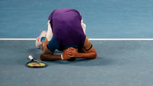 Nick Kyrgios ging uit opluchting naar de grond na zijn zege op Ugo Humbert.