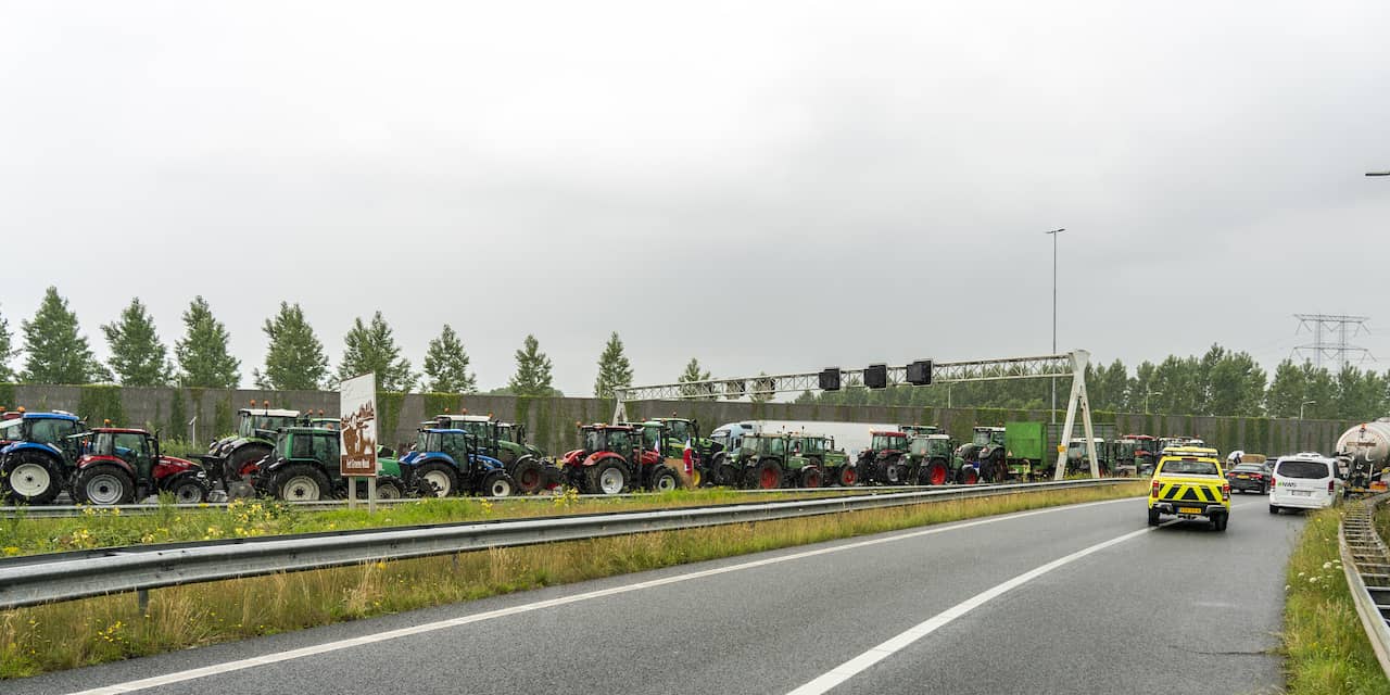 Boeren blokkeren met tractors snelwegen op meerdere plekken in het land