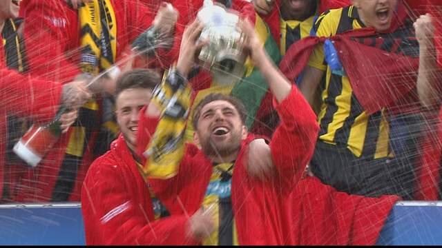 Vitesse ontvangt de beker uit handen van Dejan Curovic