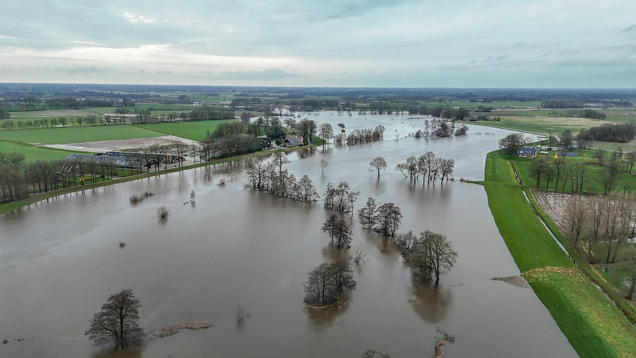 Overijsselse Vecht Reaches Record High Water Levels Causing Access Issues and Cancelled Events