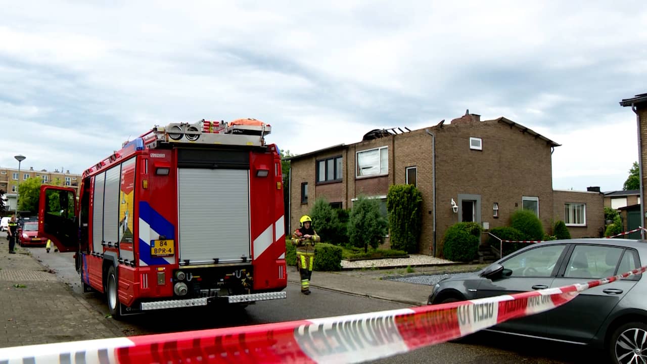 Beeld uit video: Daken van zeker vijf huizen gewaaid in Limburgs dorp Beek