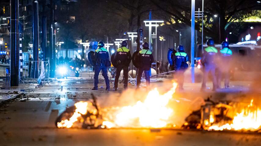 Politie schoot gericht op de relschoppers in Rotterdam: wanneer mag dat?