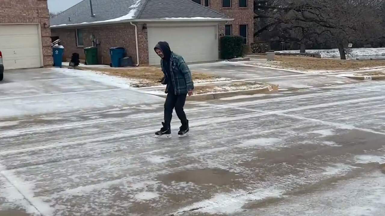 Beeld uit video: Amerikaan schaatst op beijzelde straat in Texas na hevige sneeuwstorm