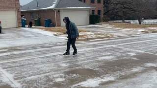 Amerikaan schaatst op beijzelde straat in Texas na hevige sneeuwstorm