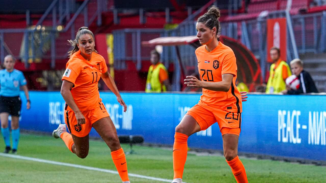 Dominique Janssen vormt nu met aanvaller Lieke Martens een twee-eenheid op de linkerflank.