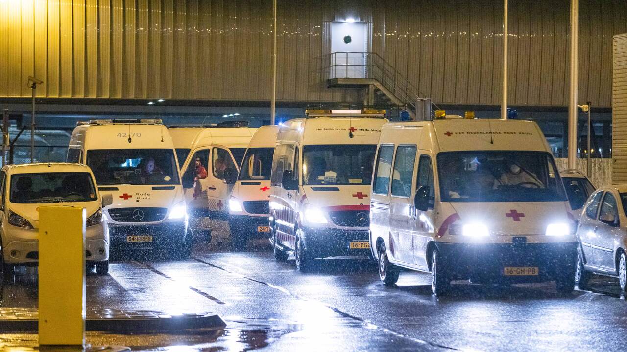 Passagiers die vrijdag positief testten op Schiphol, werden met busjes van het Rode Kruis naar een speciaal isolatiehotel gebracht.