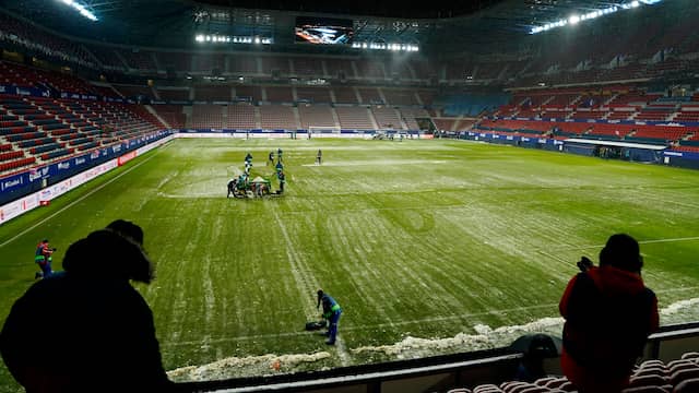 Het veld van Osasuna wordt voor de wedstrijd sneeuwvrij gemaakt.