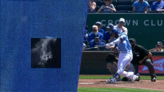 Scorebord begint te roken nadat honkbal tegen scherm vliegt in VS