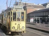 De houten tram van station HS naar Scheveningen (lijn 11) was een middagje uit de remise gehaald