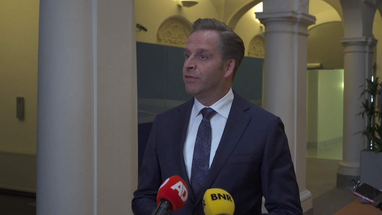 Beeld uit video: De Jonge: 'Noodzakelijk om wachttijd in te bouwen na vaccinatie'