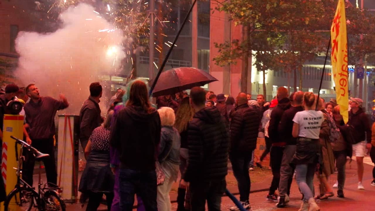 Beeld uit video: Analyse: 'Rumoerige sfeer was intimiderend voor journalisten'