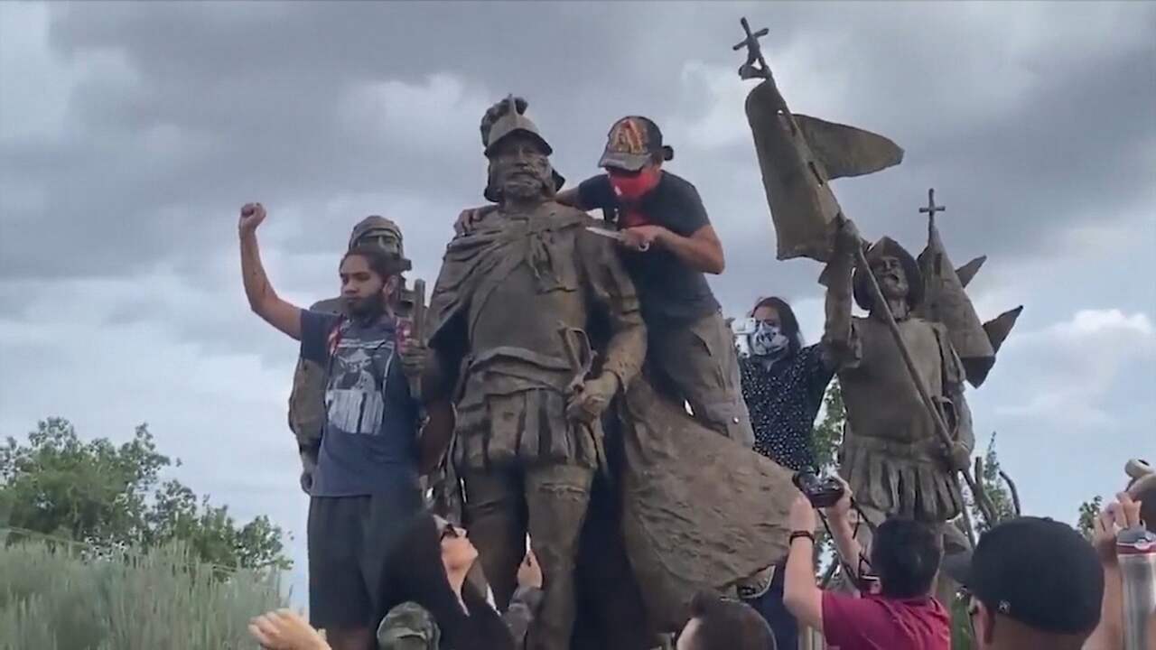 Beeld uit video: Beelden gedeeld van schietpartij bij neerhalen standbeeld in VS