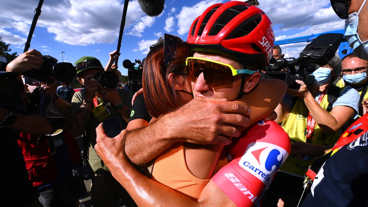 Remco Evenepoel bacia la madre Anja dopo l'ultima tappa in montagna della Vuelta.