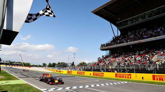 Het moment waarop Max Verstappen de jongste Grand Prix-winnaar ooit wordt.