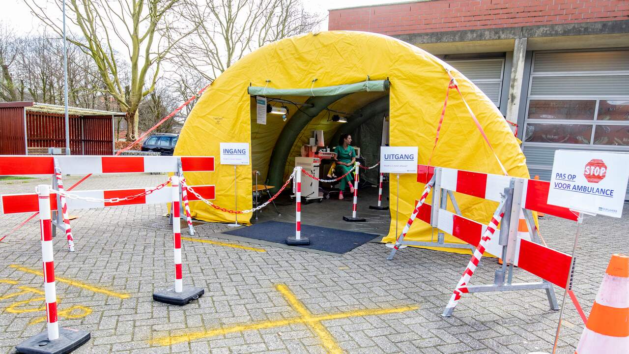 Ziekenhuis checkt mensen buiten in tent op corona