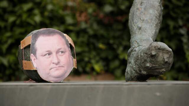 Een afbeelding van de gehate oud-eigenaar Mike Ashley werd bij een standbeeld buiten het stadion geplaatst.