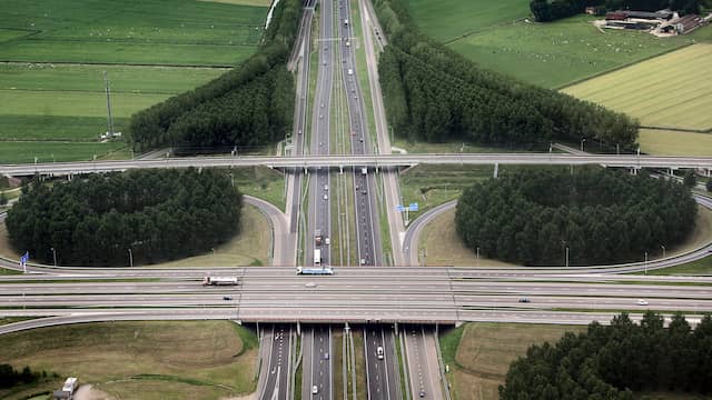 A2 bij Deil afgesloten door ongeval. A2 bij Deil afgesloten door ongeval.