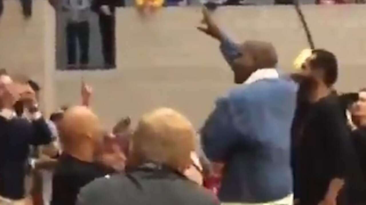 Beeld uit video: Ye West bezoekt basketbalwedstrijd in België