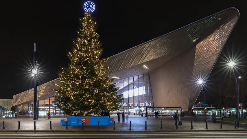 Rotterdam krijgt na inzameling verslaggever toch kerstboom op stationsplein