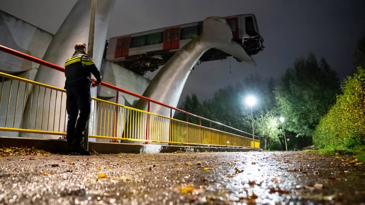 Metro shoots through stop block in Spijkenisse and hangs at a height of ten meters |  NOW