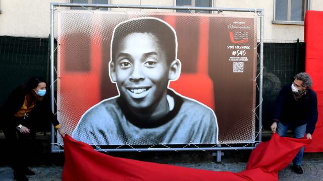 Een afbeelding van de jonge Bryant wordt onthuld als onderdeel van een foto-expositie op het naar hem vernoemde plein in Reggio Emilia.