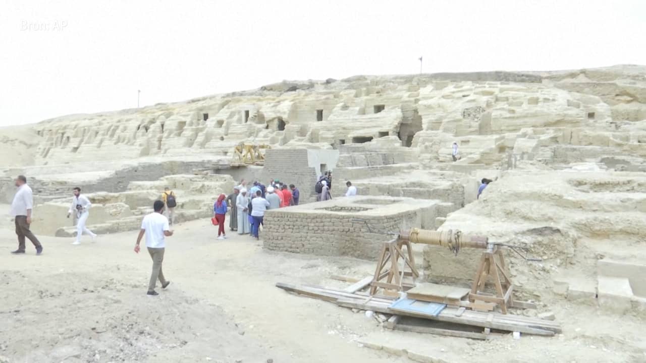 Beeld uit video: Egypte toont eeuwenoude net ontdekte tombes en werkplaatsen