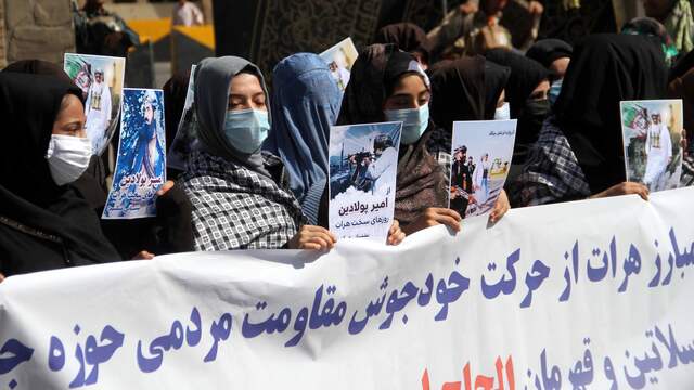 Afghaanse burgers, met name vrouwen, spreken hun steun uit voor de troepen die tegen de Taliban vechten.