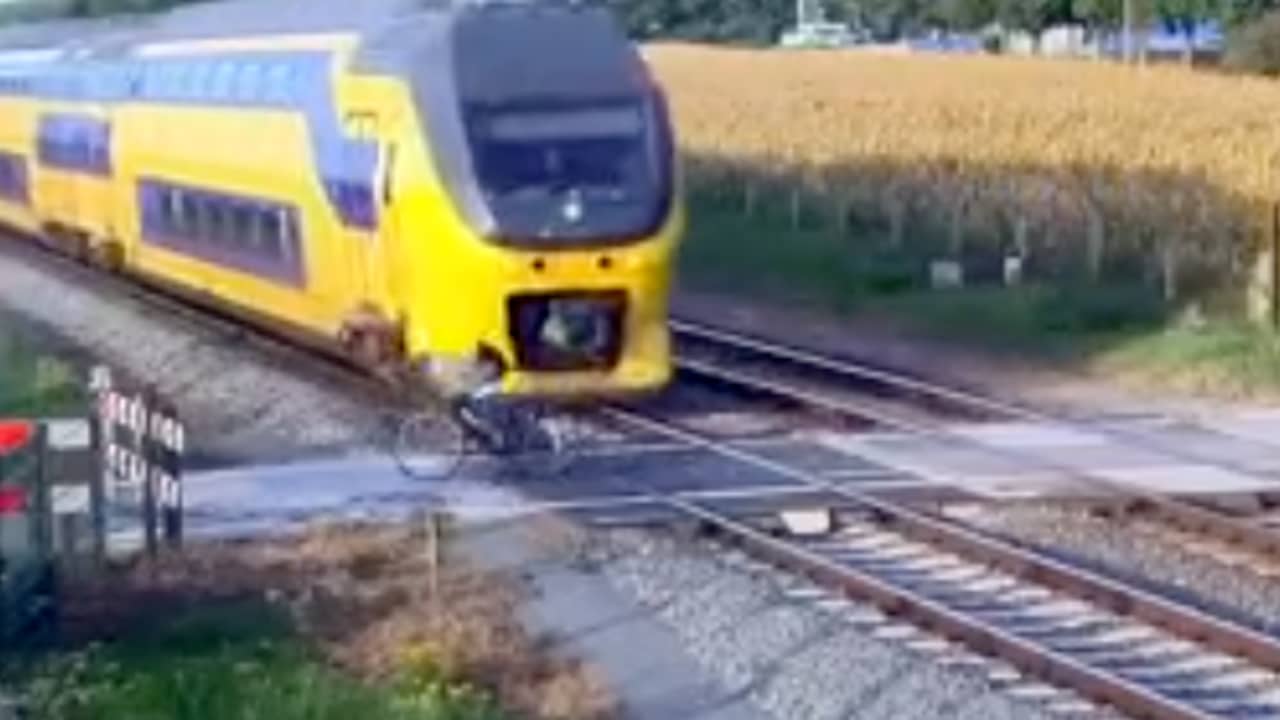 Beeld uit video: Trein raakt overstekende fietser bij Geleen net niet