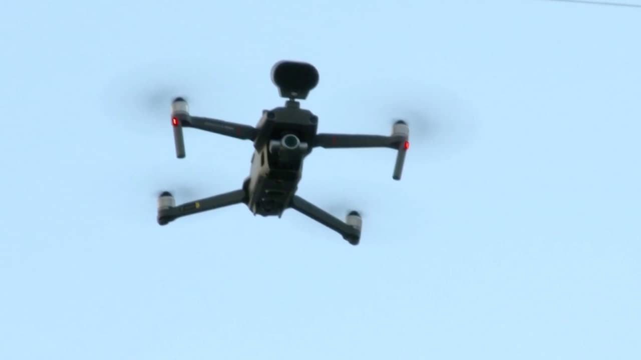 Beeld uit video: Drone maant Belgen op straat zich te houden aan coronamaatregelen