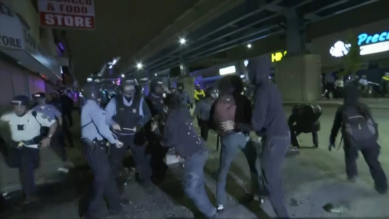 Beeld uit video: Betogers en politie botsen opnieuw na dood zwarte man in Philadelphia