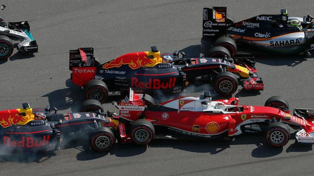 Daniil Kvyat rijdt achterop Sebastian Vettel in de Russische GP van 2016