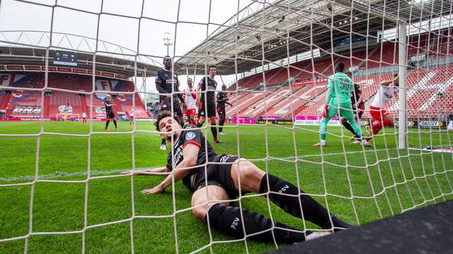 PSV kwam in de eerste helft op achterstand door een doelpunt van Sander van de Streek.