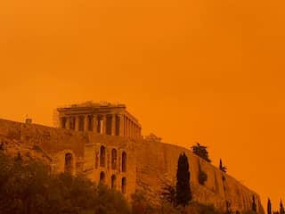 Lucht boven Zuid-Griekenland kleurt feloranje door Saharastof