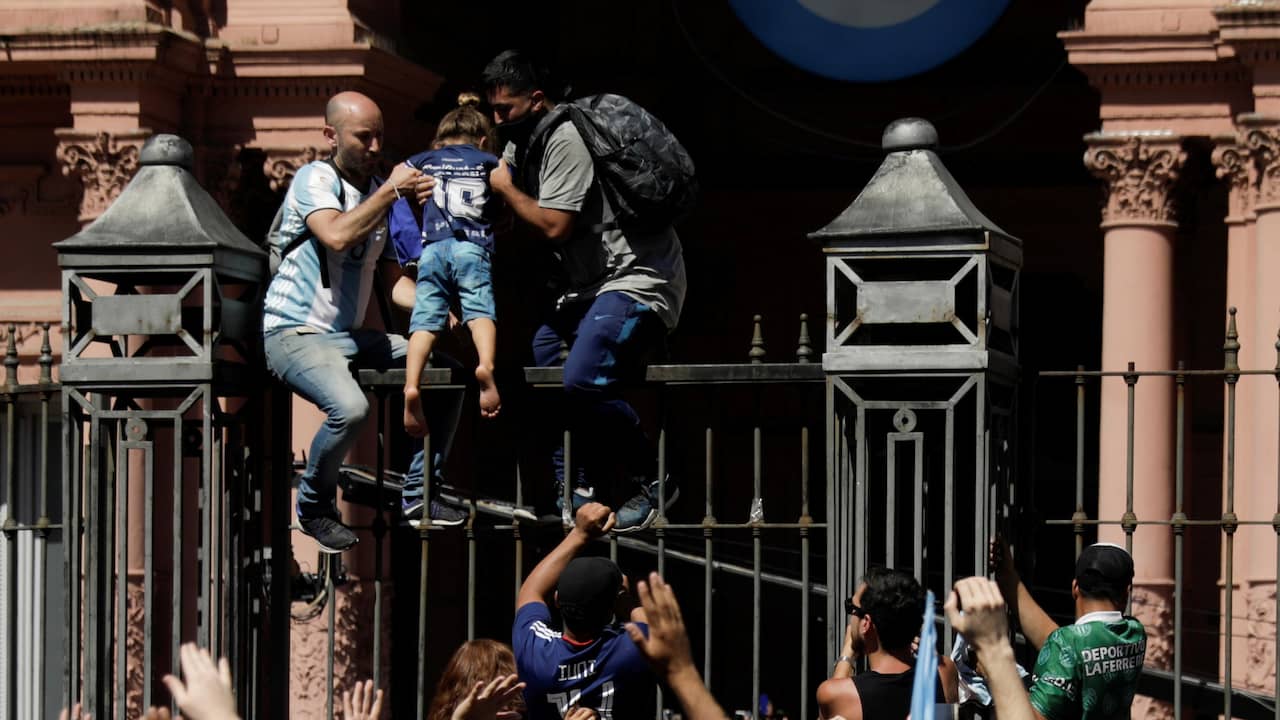 Beeld uit video: Rellen in Buenos Aires bij laatste afscheid Maradona