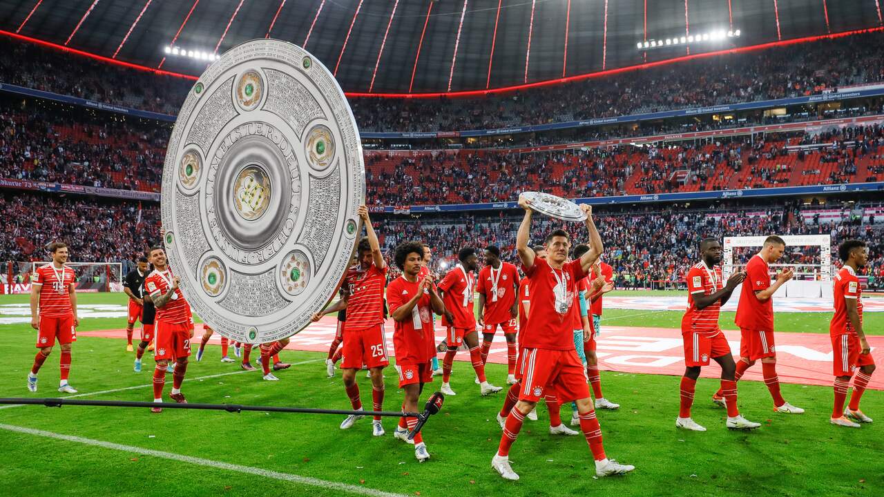Na het gelijkspel tegen VfB Stuttgart kreeg Bayern München de kampioensschaal.