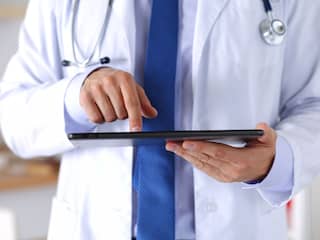 Online dokter arts met tablet huisarts