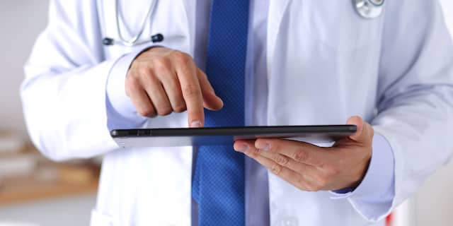 Online dokter arts met tablet huisarts