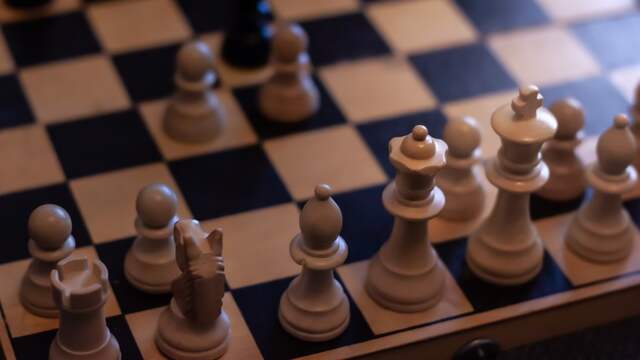 Massaal leren schaken door Netflix-serie: zo werkt de damegambiet