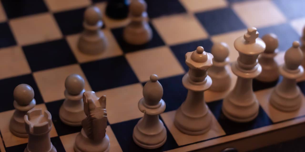 Massaal leren schaken door Netflix-serie: zo werkt de damegambiet